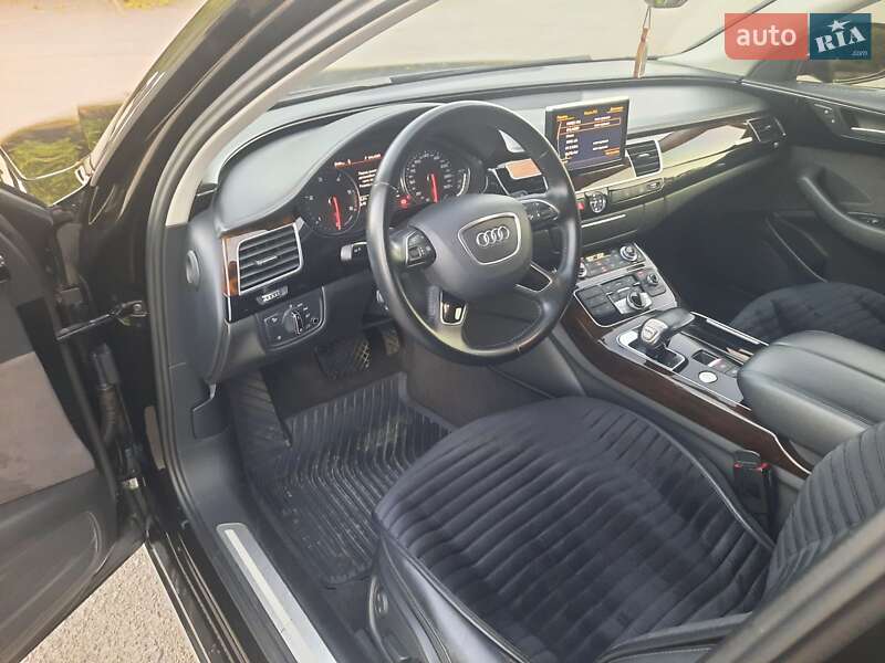 Седан Audi A8 2017 в Умані