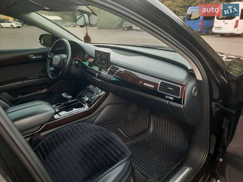 Седан Audi A8 2017 в Умані