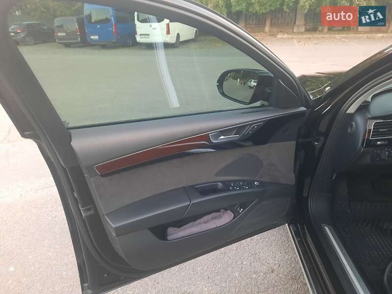 Седан Audi A8 2017 в Умані