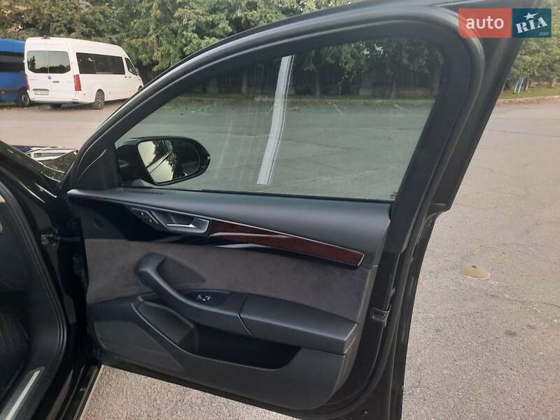 Седан Audi A8 2017 в Умані