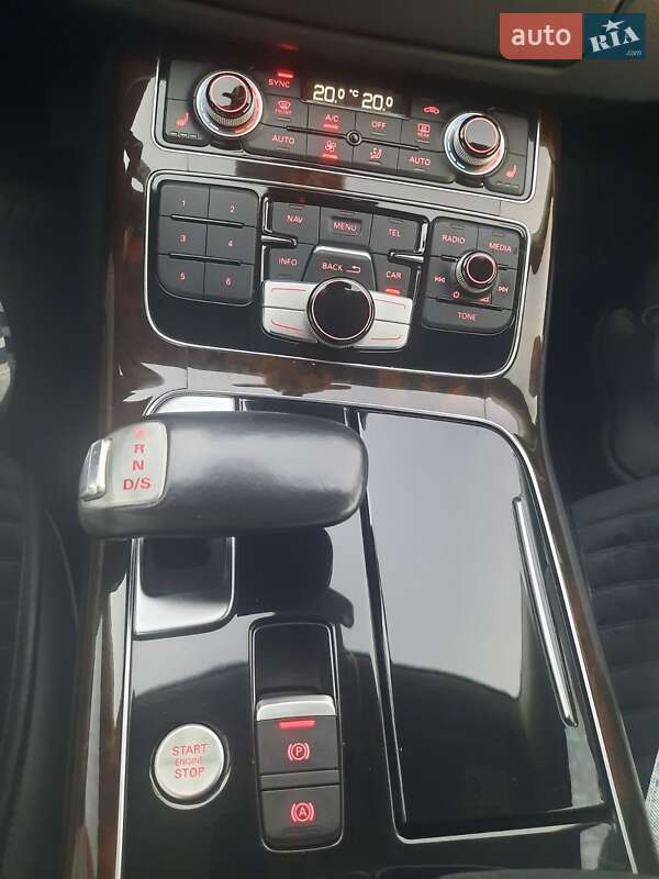 Седан Audi A8 2017 в Умані