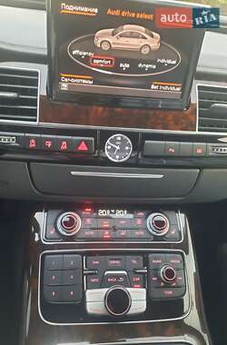 Седан Audi A8 2017 в Умані