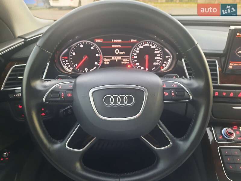 Седан Audi A8 2017 в Умані