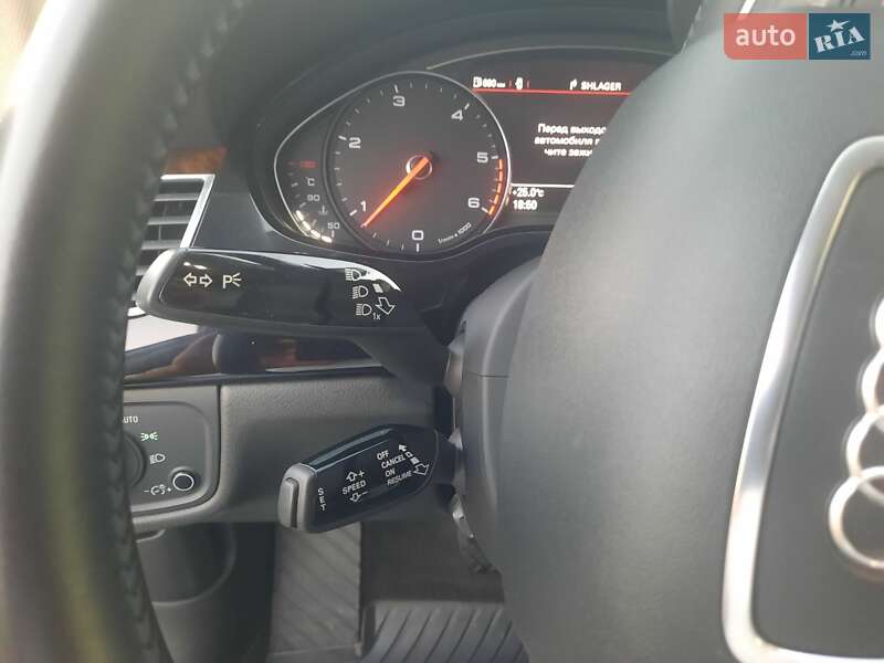 Седан Audi A8 2017 в Умані