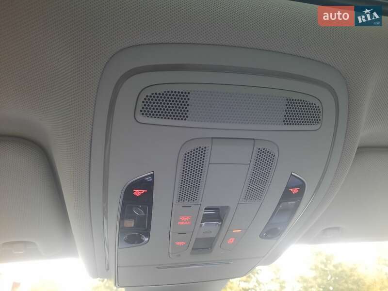 Седан Audi A8 2017 в Умані