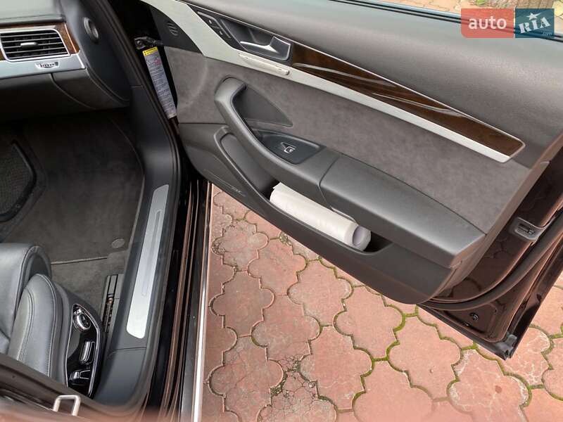 Седан Audi A8 2014 в Вільшанці