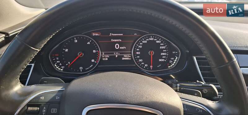 Седан Audi A8 2017 в Мукачево