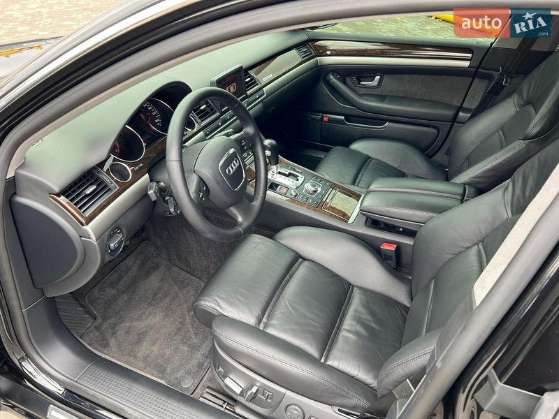 Седан Audi A8 2006 в Жовкві