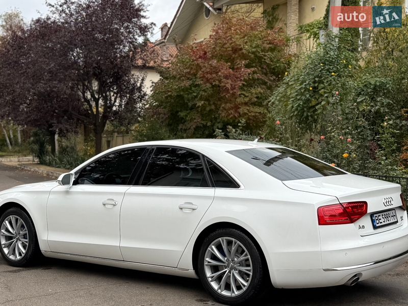 Седан Audi A8 2012 в Южноукраїнську
