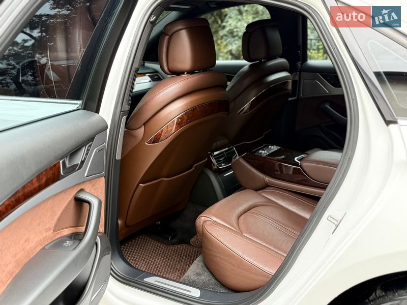 Седан Audi A8 2012 в Южноукраїнську