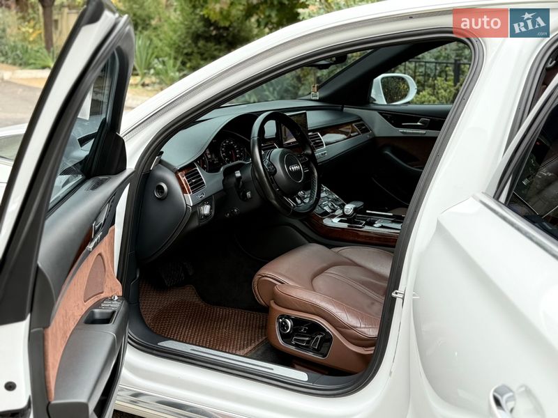 Седан Audi A8 2012 в Южноукраїнську
