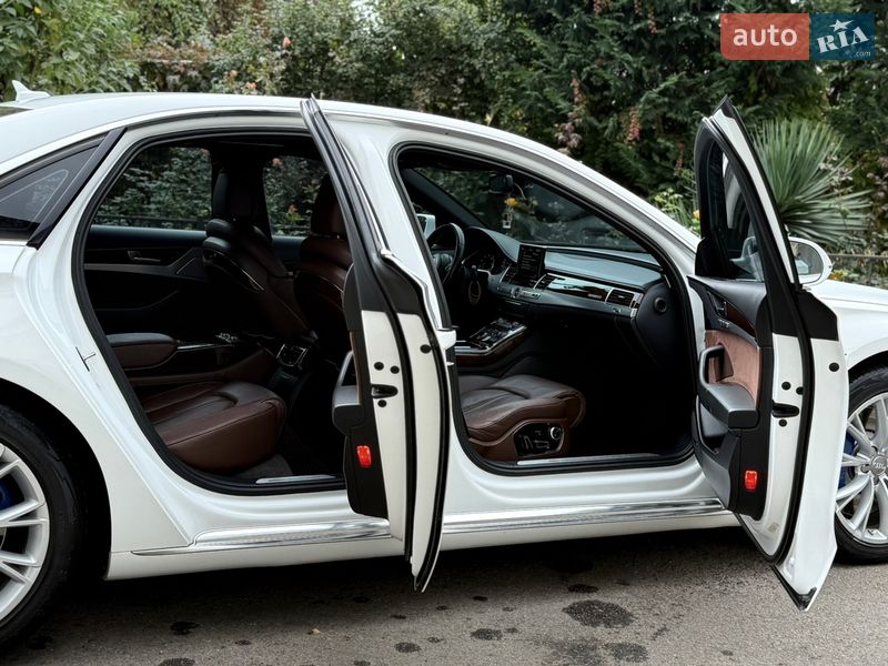 Седан Audi A8 2012 в Южноукраїнську