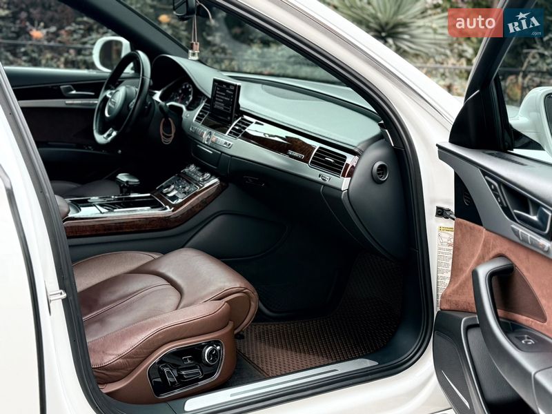 Седан Audi A8 2012 в Южноукраїнську