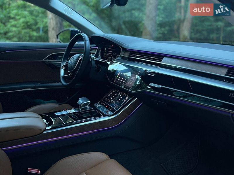 Седан Audi A8 2023 в Львове