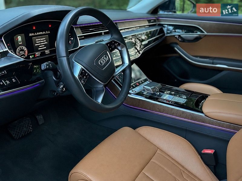 Седан Audi A8 2023 в Львове