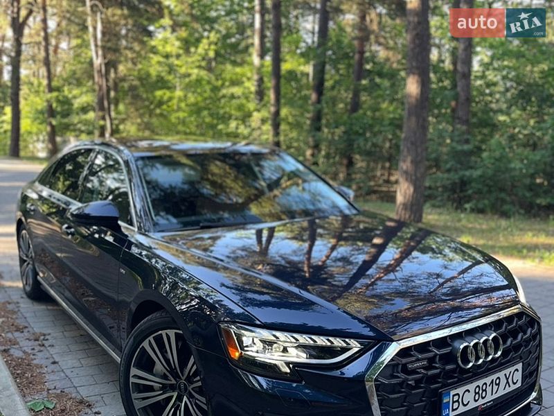 Седан Audi A8 2023 в Львове