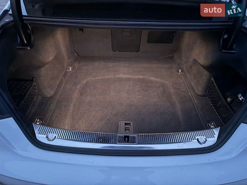 Седан Audi A8 2015 в Львове