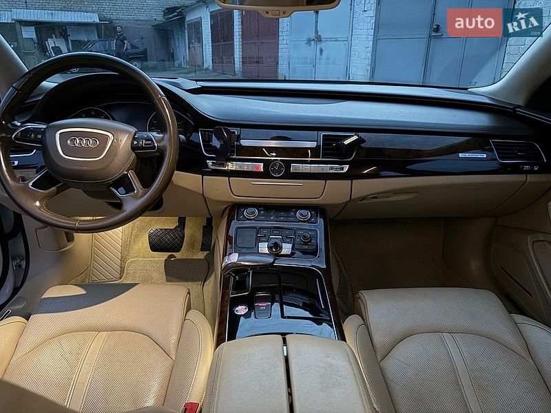 Седан Audi A8 2015 в Львове
