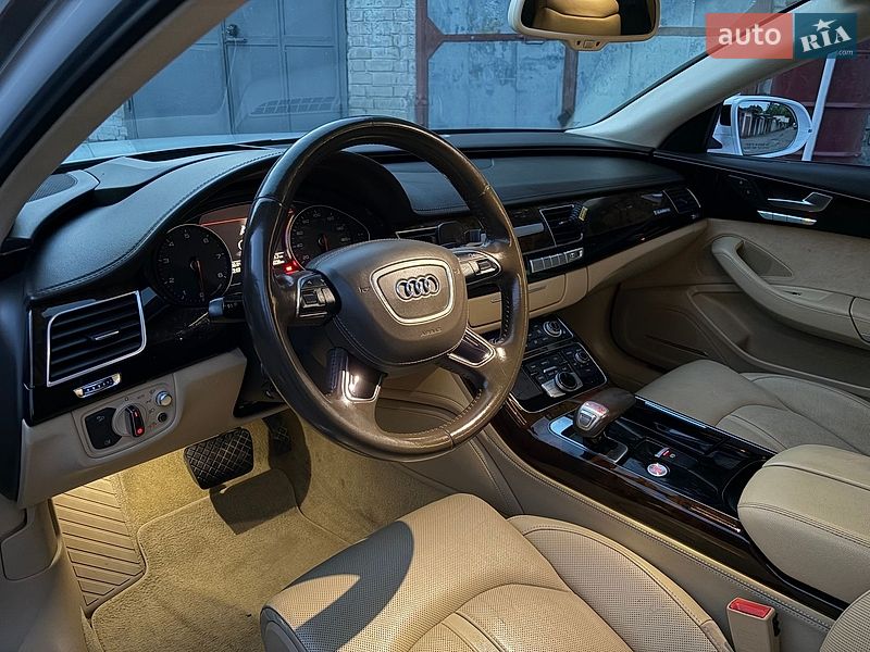 Седан Audi A8 2015 в Львове