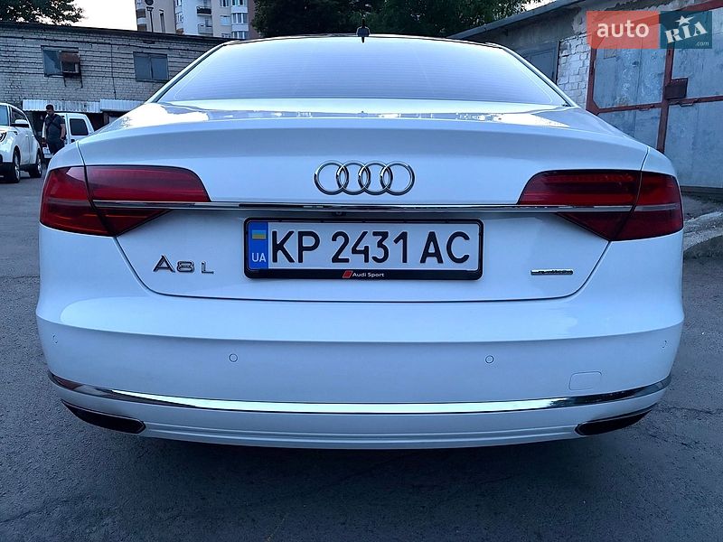 Седан Audi A8 2015 в Львове