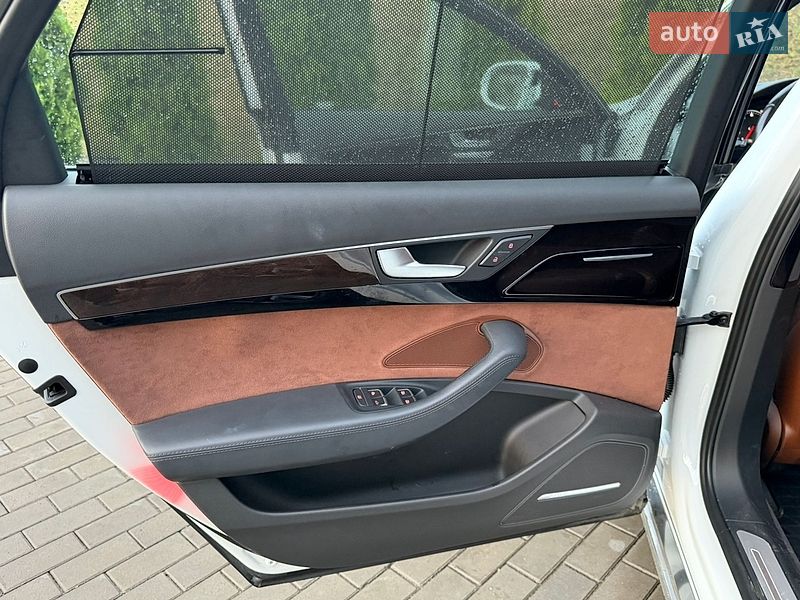 Седан Audi A8 2015 в Рівному