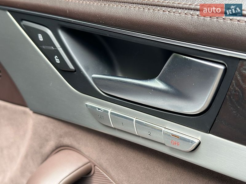 Седан Audi A8 2012 в Одессе