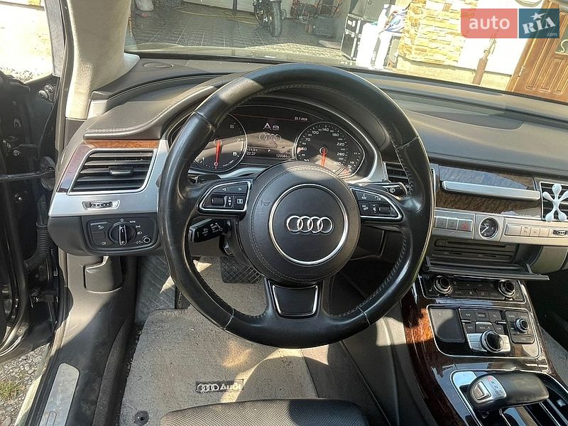 Седан Audi A8 2011 в Косове