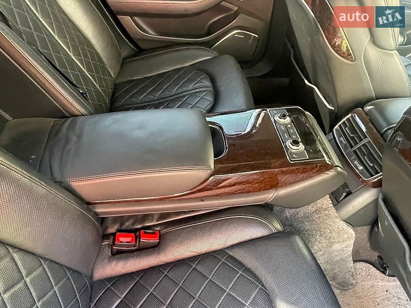 Седан Audi A8 2011 в Косове