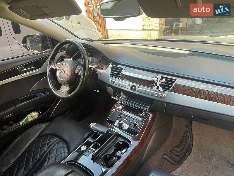 Седан Audi A8 2011 в Косове