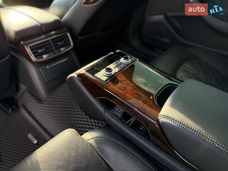 Седан Audi A8 2015 в Львове