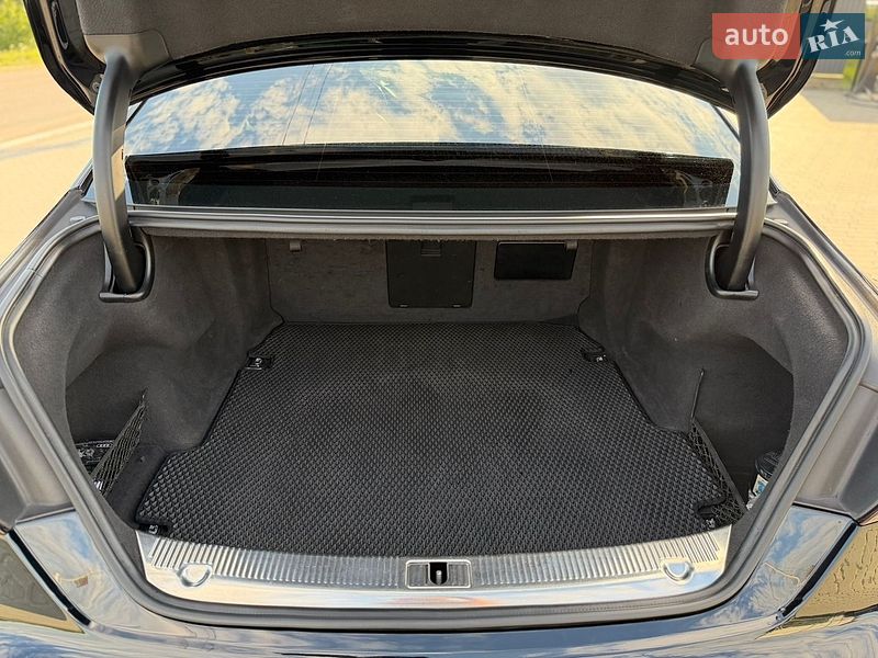 Седан Audi A8 2015 в Львове