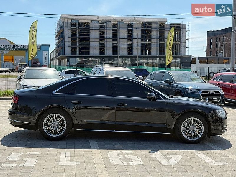 Седан Audi A8 2014 в Львові