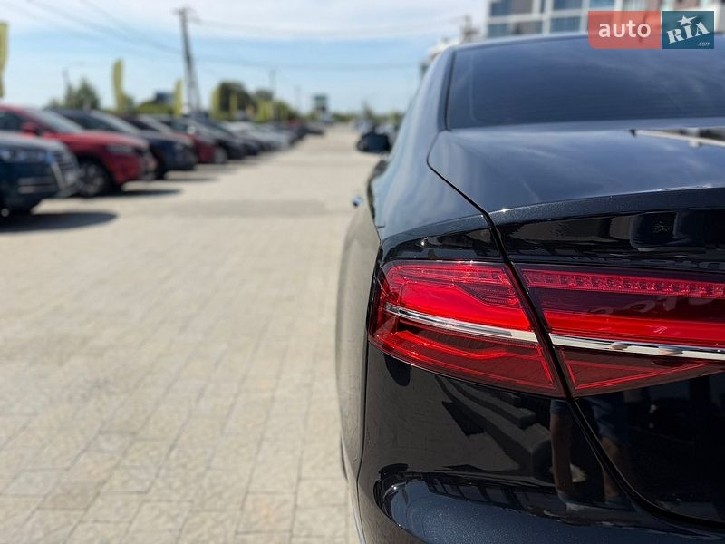 Седан Audi A8 2014 в Львові