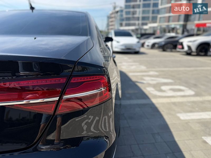 Седан Audi A8 2014 в Львові
