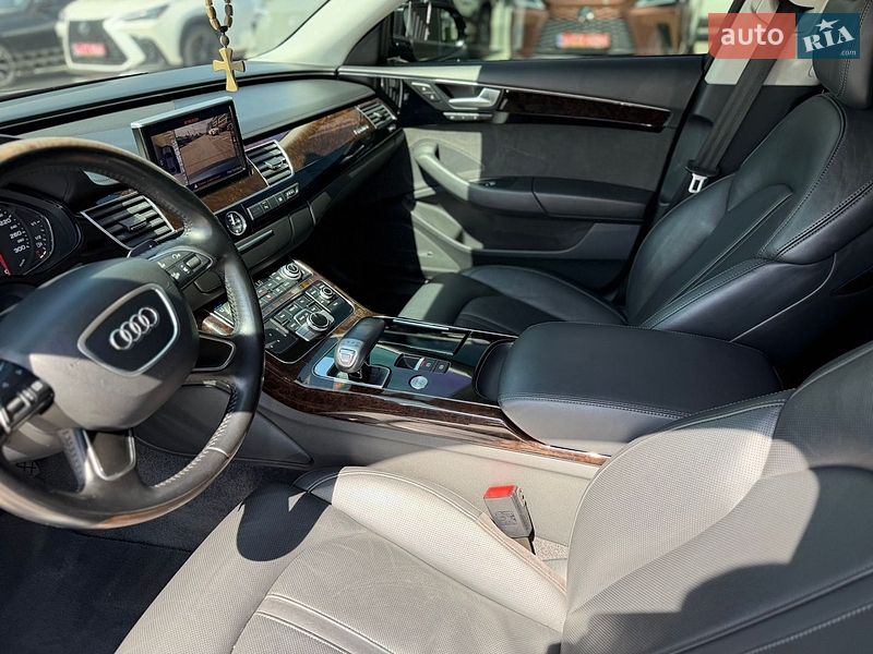Седан Audi A8 2014 в Львові