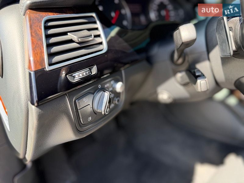 Седан Audi A8 2014 в Львові