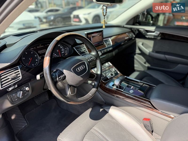 Седан Audi A8 2014 в Львові