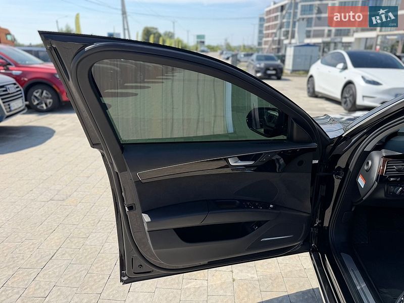 Седан Audi A8 2014 в Львові