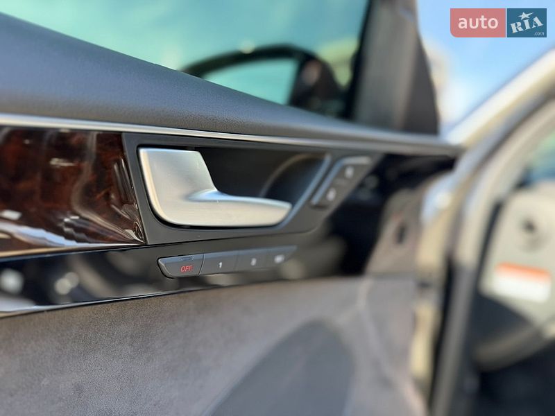 Седан Audi A8 2014 в Львові