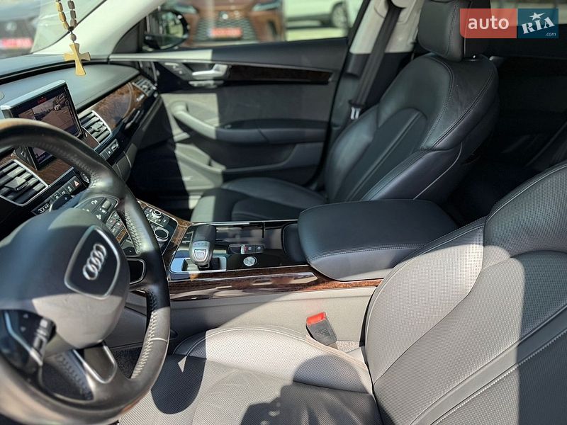 Седан Audi A8 2014 в Львові