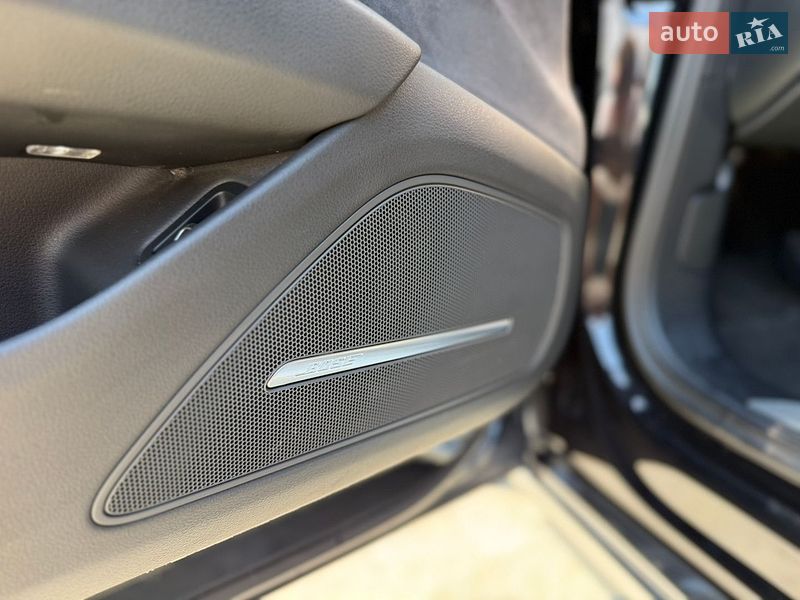 Седан Audi A8 2014 в Львові