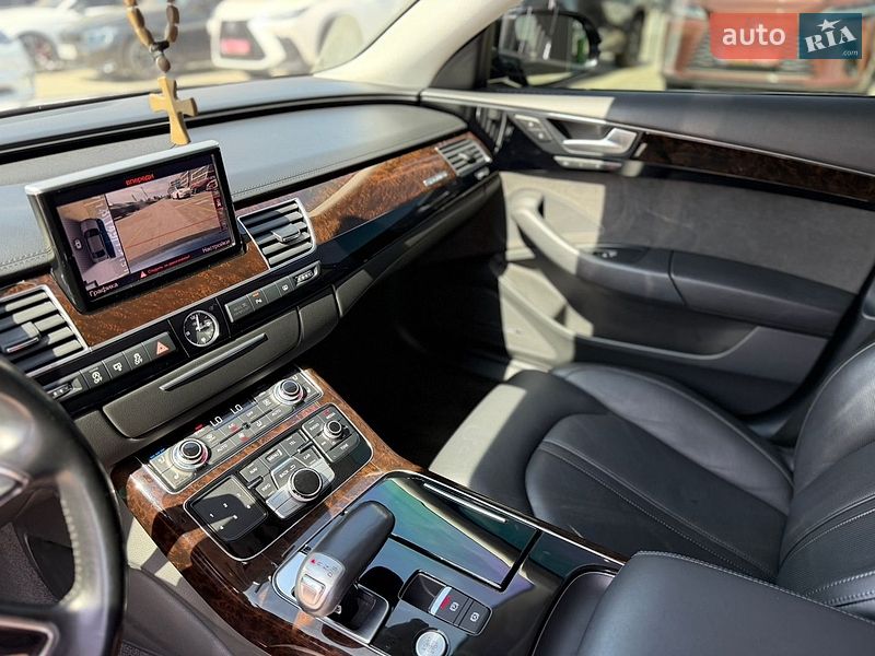 Седан Audi A8 2014 в Львові