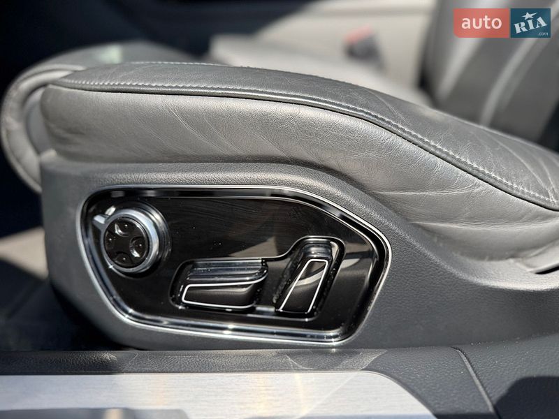 Седан Audi A8 2014 в Львові