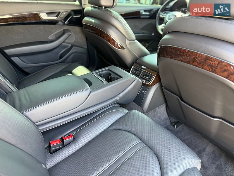 Седан Audi A8 2014 в Львові
