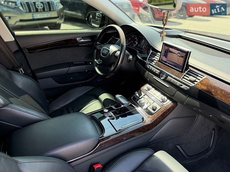 Седан Audi A8 2014 в Львові