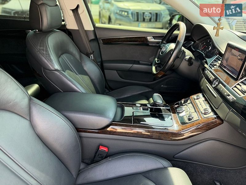 Седан Audi A8 2014 в Львові