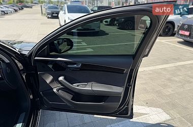 Седан Audi A8 2014 в Львові