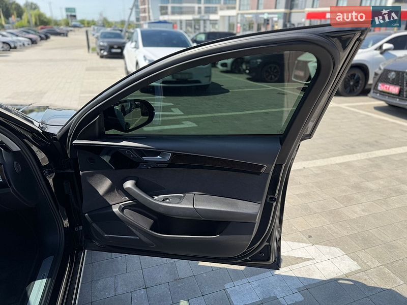 Седан Audi A8 2014 в Львові