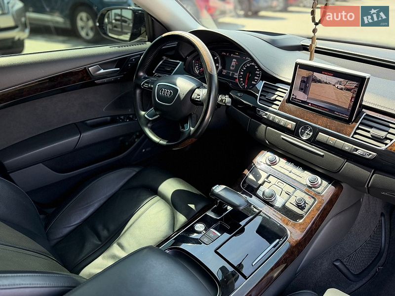 Седан Audi A8 2014 в Львові