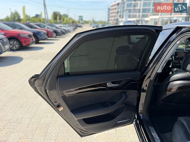 Седан Audi A8 2014 в Львові